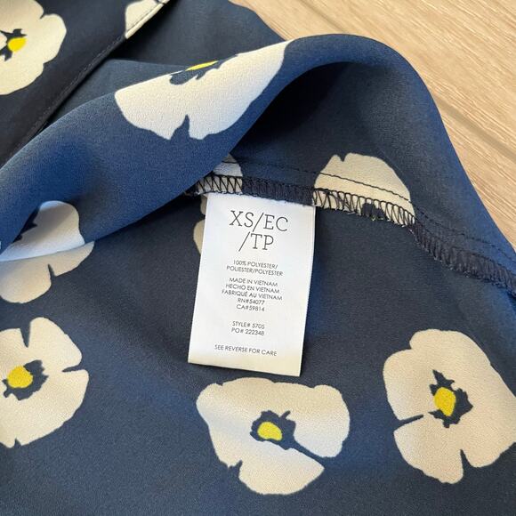 Cabi Women’s Navy Blue Floral Button Down Blouse Sz XS - Picture 5 of 7